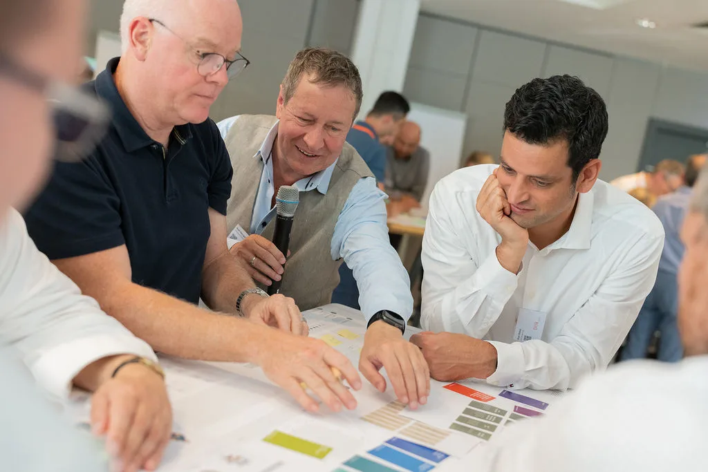 Ralf Neugebauer im Austausch mit Teilnehmenden bei einem KI-Potenzial-Workshop